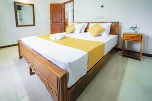 Deluxe Villa, 4 Bedrooms | Desk, iron/ironing board, free WiFi, bed sheets - Villa Amora Hikkaduwa (Hikkaduwa)