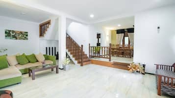 Deluxe Villa, 4 Bedrooms | Ruang tamu | 60 inci televisyen skrin rata dengan satelit