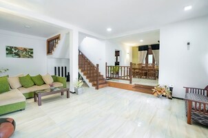 Villa Deluxe, 4 habitaciones | Zona de estar | Televisión de pantalla plana de 60 pulgadas con canales por satélite