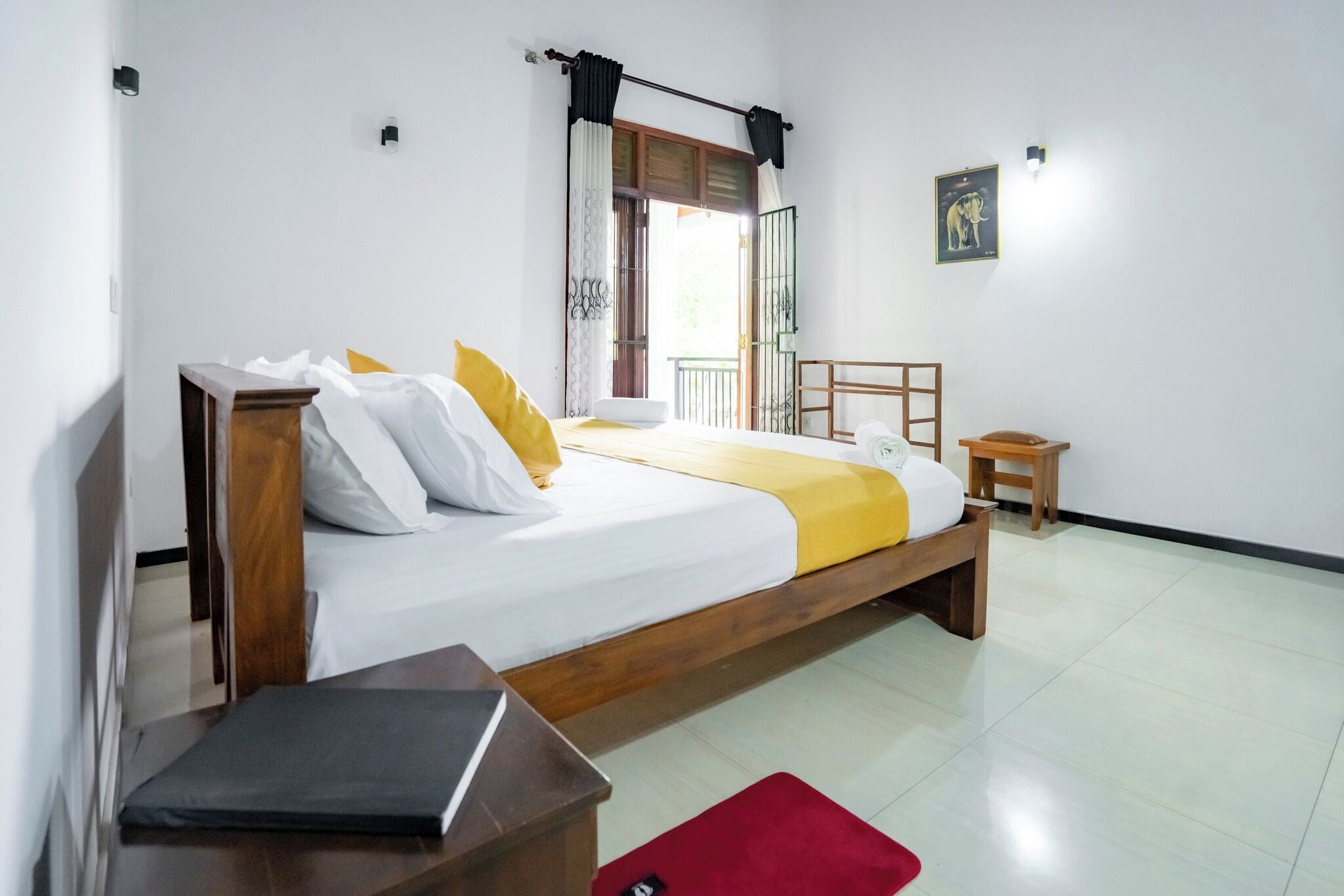 Escritorio, tabla de planchar con plancha, wifi gratis y ropa de cama 