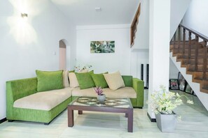 Comfort Apartment, 4 Bedrooms, Garden View | Living area - Villa Amora Hikkaduwa (Hikkaduwa)