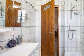 Dusche, Haartrockner, Handtücher
