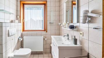 Een douche, een haardroger, handdoeken