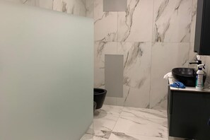 Bathroom - Design just steps from the center (Borgovico 163) (Como)