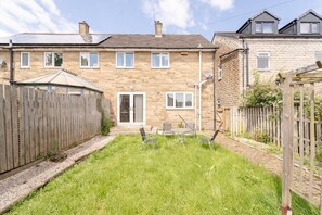 Exterior - Private garden, free private parking and easy M62 access (West Yorkshire)