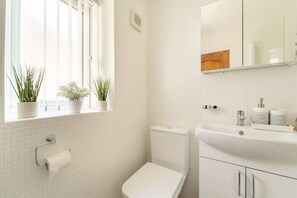 Towels - Private garden, free private parking and easy M62 access (West Yorkshire)