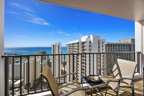 Outdoor dining - 36FL Newly Renovated Condo with Gorgeous Ocean View (Honolulu)