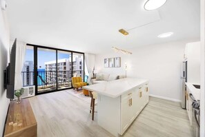 Interior - 36FL Newly Renovated Condo w/ Gorgeous Ocean View (Honolulu)