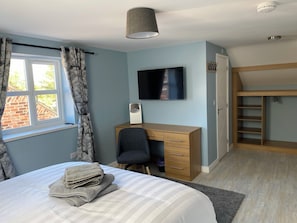 3 bedrooms, iron/ironing board, WiFi, bed sheets - Stunning Barn Conversion great for families and friends (Woodmansey)