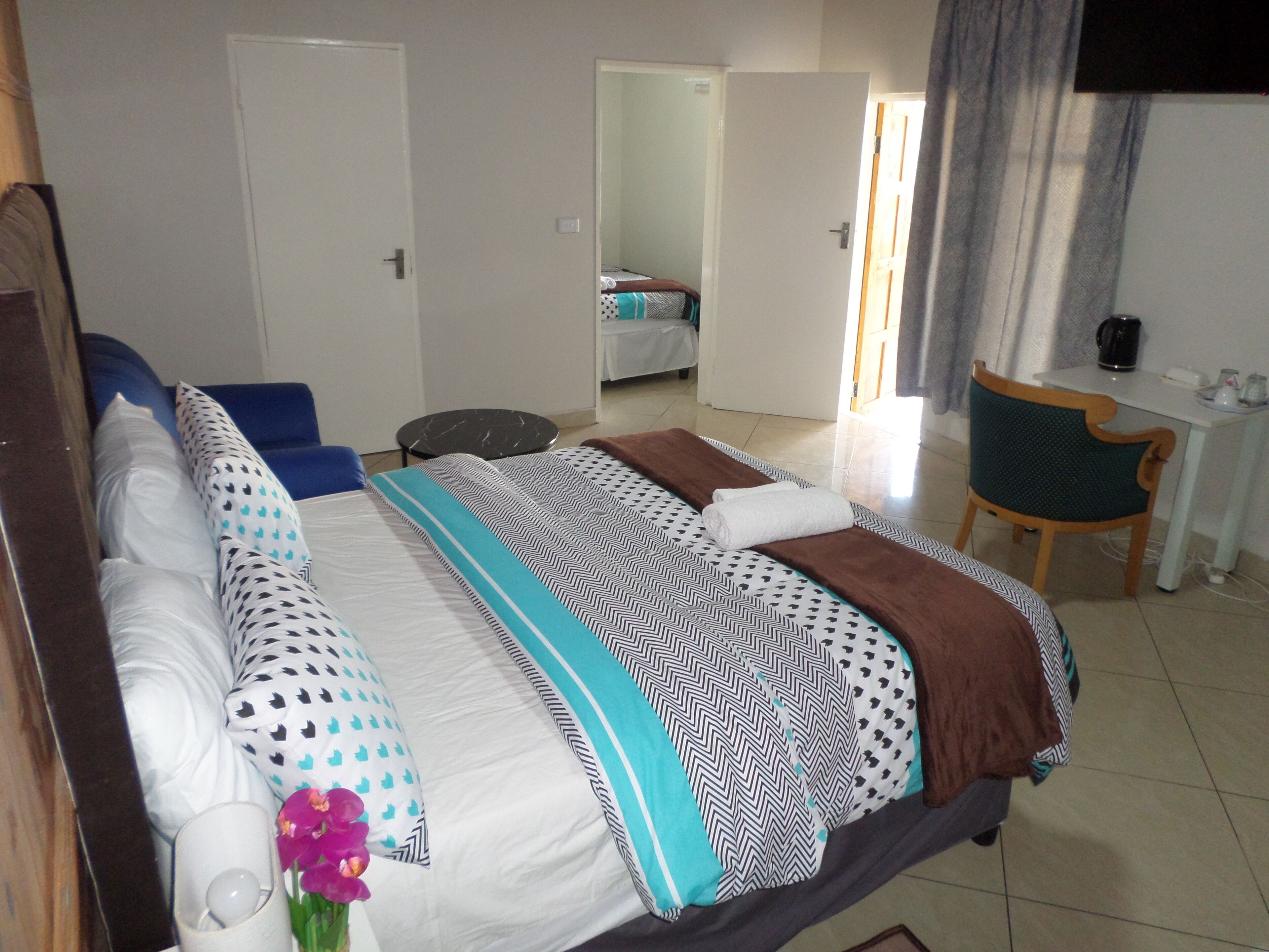 Phòng đôi hoặc 2 giường đơn dành cho gia đình, quang cảnh vườn | Bàn, khu vực làm việc phù hợp cho laptop, bàn ủi/dụng cụ ủi quần áo 