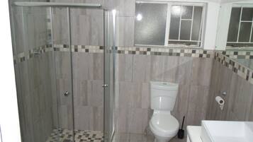 Chambre Familiale Double ou avec lits jumeaux, vue jardin | Salle de bain