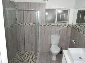 Phòng đôi hoặc 2 giường đơn dành cho gia đình, quang cảnh vườn | Phòng tắm | Buồng tắm vòi sen, máy sấy tóc, khăn tắm, xà phòng 