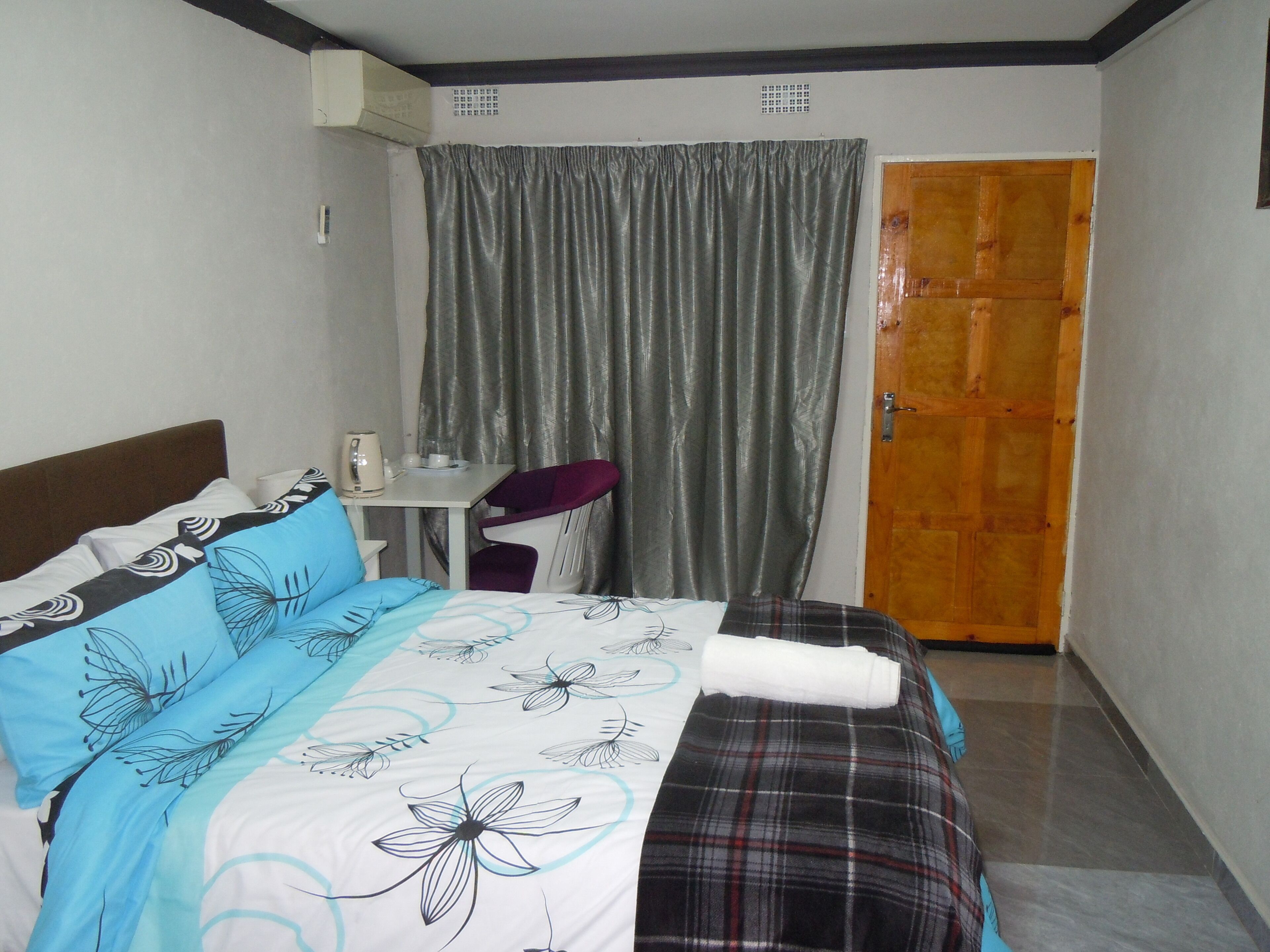 Phòng đôi phong cách cổ điển | Bàn, khu vực làm việc phù hợp cho laptop, bàn ủi/dụng cụ ủi quần áo 