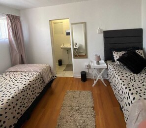 2 Schlafzimmer, Schreibtisch, Bügeleisen/Bügelbrett, kostenloses WLAN