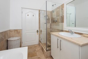 Séchoir à cheveux, serviettes fournies, papier de toilette