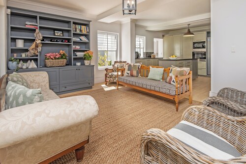 Beautiful Double-Storey 3-bedroom home with Pool. Prime Hermanus location