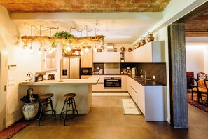 Exclusive Villa, Private Pool, Park View | Private kitchen | High chair - Villa Casale Enrica con Piscina Bio Lago (Roccastrada)