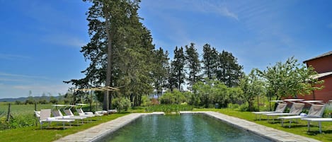 Piscine extérieure (ouverte en saison), parasols de plage