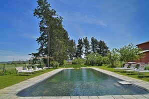 Seasonal outdoor pool, pool umbrellas, sun loungers - Villa Casale Enrica con Piscina Bio Lago (Roccastrada)