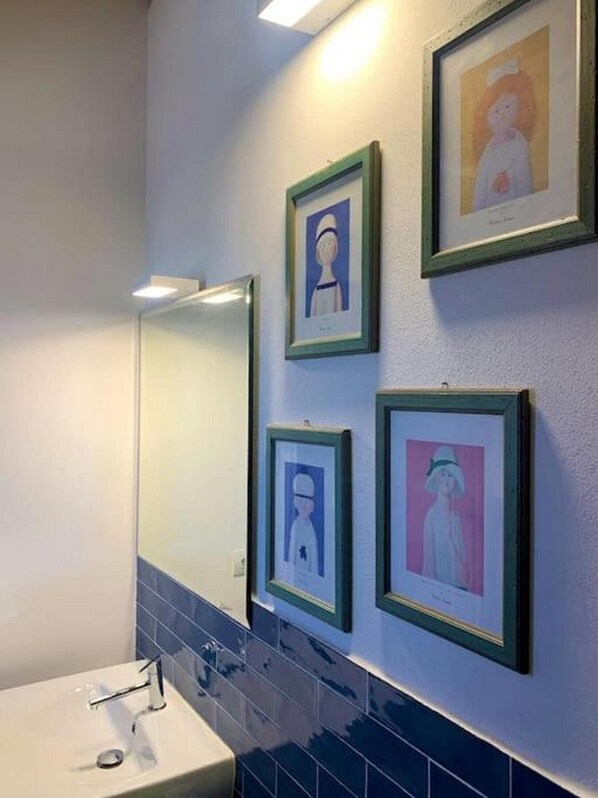 Shower, rainfall showerhead, free toiletries, hair dryer - Villa Casale Enrica con Piscina Bio Lago (Roccastrada)