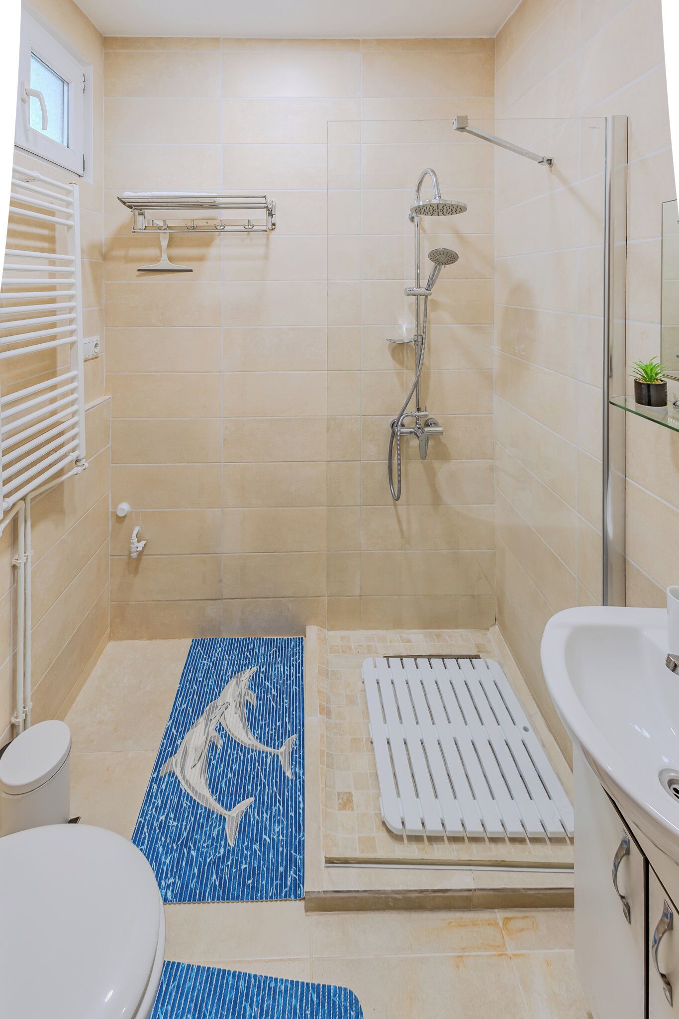 Secadora de cabello, toallas, jabón, papel de baño 