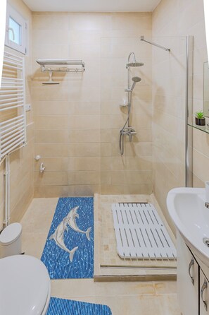 مجففات شعر، مناشف، صابون، ورق حمّام