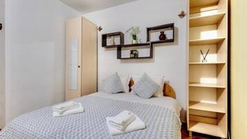 Tabla de planchar con plancha, wifi y ropa de cama