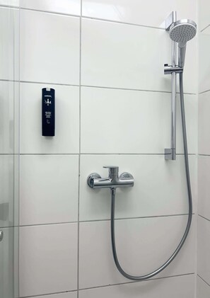 Shower, hair dryer, towels, shampoo - Central City Apartment for 8 in Hamburg (Hamburg)