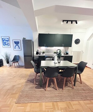 Een koelkast, een oven, een kookplaat, een vaatwasser