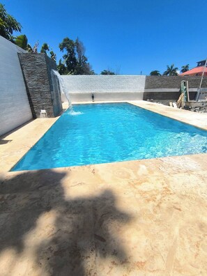 Apartemen, 2 kamar tidur, balkon, pemandangan kolam renang | Kolam renang | Kolam renang outdoor
