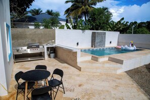 Apartemen, 2 kamar tidur, balkon, pemandangan kolam renang | Kolam renang | Kolam renang outdoor