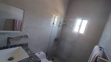 Apartment, 2 Bedrooms, Balcony, Pool View | Bathroom