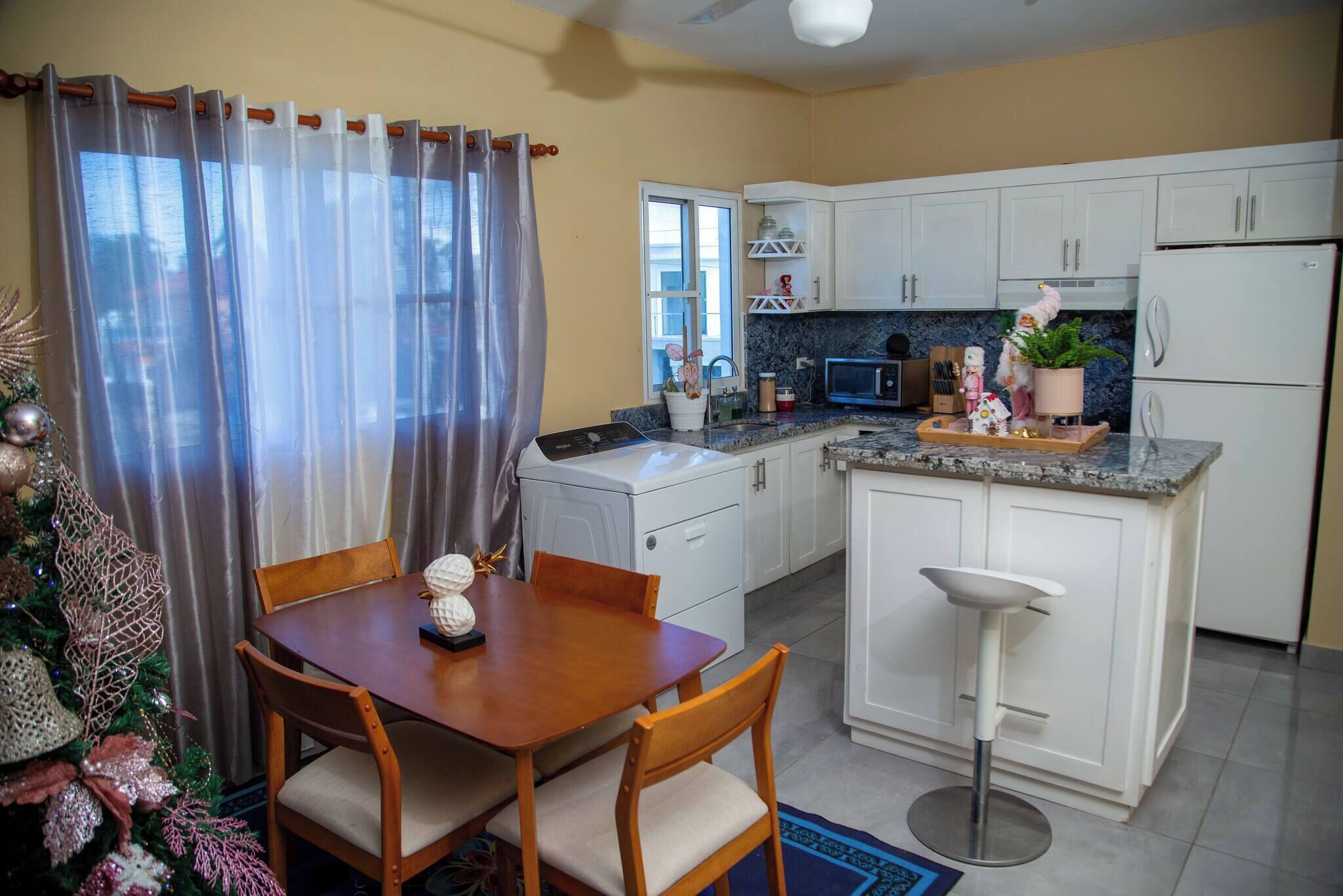 Apartamento, 2 quartos, sacada, vista para a piscina | Parte interna