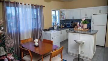 Apartamento, 2 quartos, sacada, vista para a piscina | Parte interna