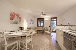 Kühlschrank, Hochstuhl, Kochgeschirr/Geschirr/Besteck, Esstisch