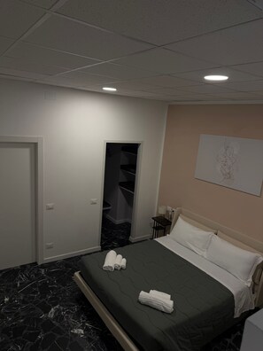 Comfort Quadruple Room | Desk, laptop workspace, free WiFi - ROOMS 78 (Castel di Sangro)