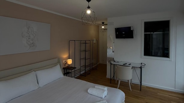 A modern hotel room with a large bed, a desk, and a TV. - ROOMS 78 (Castel di Sangro)