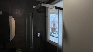 Habitación Confort doble | Baño | Ducha, toallas y papel higiénico