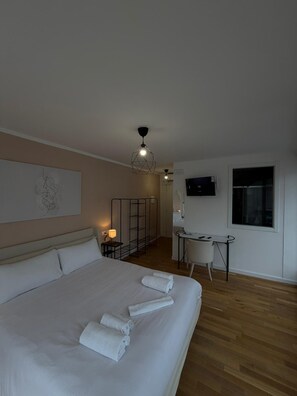 Desk, laptop workspace, free WiFi - ROOMS 78 (Castel di Sangro)