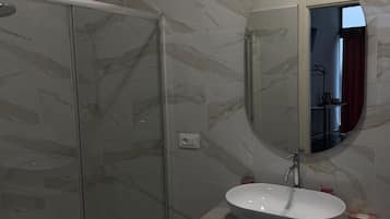 Comfort-Vierbettzimmer | Badezimmer