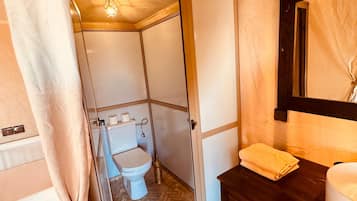 Ducha, artículos de higiene personal gratuitos, toallas y jabón