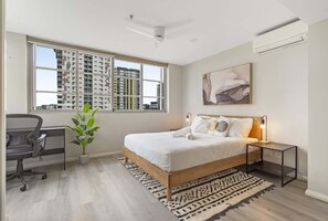 2 bedrooms, desk, iron/ironing board, WiFi - Central Apartment with Views (South Brisbane)
