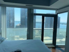 3 habitaciones, tabla de planchar con plancha, wifi y ropa de cama