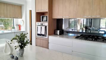 ํ์ฐ์ค, ์นจ์ค 5๊ฐ, ์ฅ์ ์ธ ์ง์, ํํฐ์ค | ๋ด๋ถ