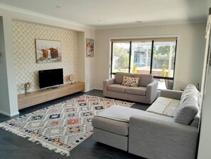 Nhà, 5 phòng ngủ, phù hợp cho người khuyết tật, sân hiên | Phòng khách