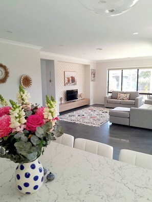 Hús - 5 svefnherbergi - gott aðgengi - verönd | Stofa | Bækur