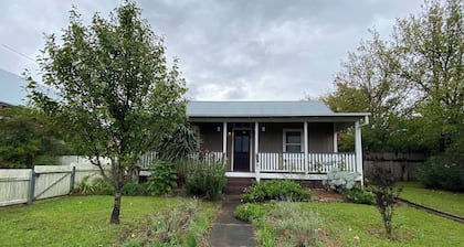 Awen Cottage - Where Heritage Meets the Heart of Tenterfield