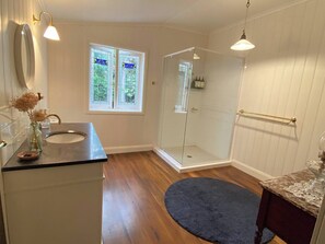 Bathroom - Awen Cottage - Where Heritage Meets the Heart of Tenterfield (Tenterfield)