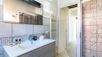 Dutxa, assecador de cabells, bidet i tovalloles