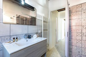 Doccia, asciugacapelli, bidet, asciugamani